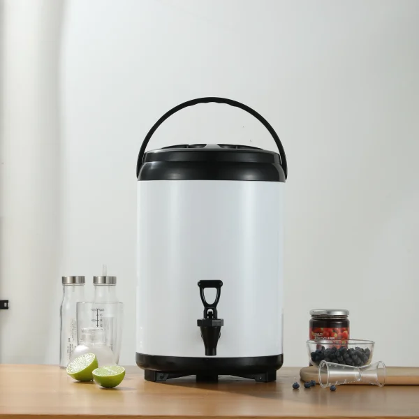 Baldes de chá com leite a granel